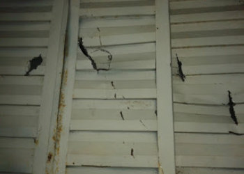 Janela com perfurações de arma branca (faca)
