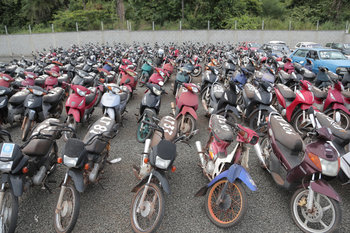 Serão leiloados 200 veículos, entre motos e carros