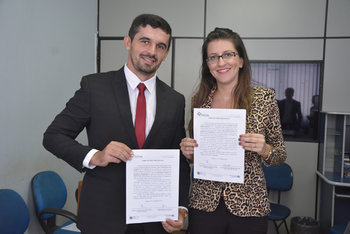 Os dois novos procuradores - Thayssa Escher Mendes Azevedo e Djair Batista de Oliveira 