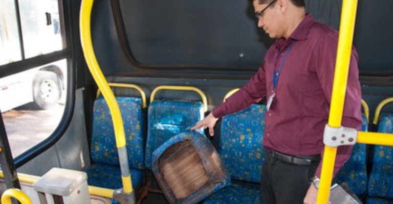 Integrante do MPE encontra cadeira quebrada no ônibus