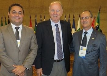 Presidente da ATM, Jairo Mariano (e), presidente da CNM, Paulo Ziulkoski (c) e prefeito de Santa Rosa do Tocantins, Ailton Araújo