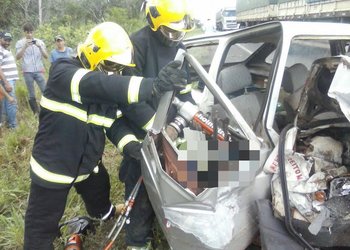 Corpo ficou preso às ferragens e teve que ser retirado por bombeiros com ajuda de ferramentas de corte