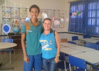 Rosana Márcia posa ao lado de Guilherme Gandra, seu aluno que representou o Tocantins nos EUA