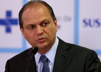 Ricardo Barros, afirmou disse que o governo precisa parar de fingir que paga os médicos e os médicos pararem de fingir que trabalham