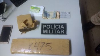 Os homens foram encaminhados à delegacia juntamente com a droga e demais objetos apreendidos