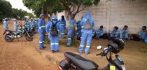 Cerca de 100 trabalhadores amanheceram em frente aos portões da empresa; eles não trabalharam como forma de protesto|