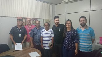 Raimundo no centro, juntamente com a equipe da CPP de Porto e diretor do Campus no seu primeiro dia de aula