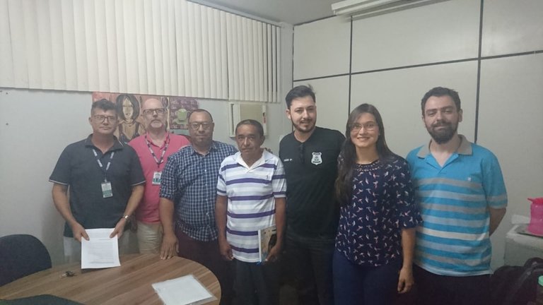 Raimundo no centro, juntamente com a equipe da CPP de Porto e diretor do Campus no seu primeiro dia de aula