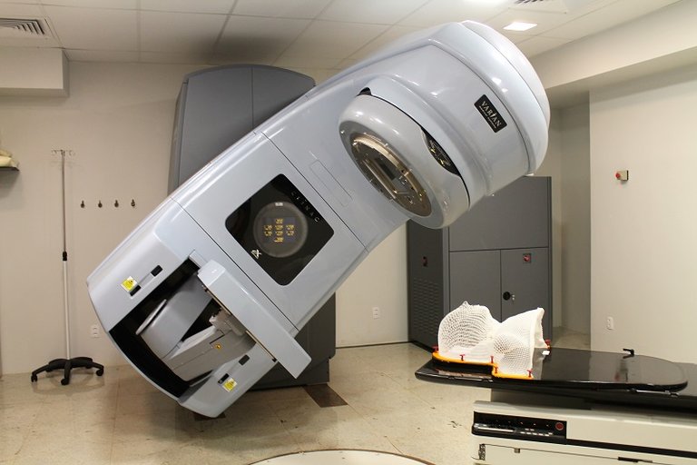 A clínica conta com um acelerador capaz de realizar radioterapia conformacional 3D