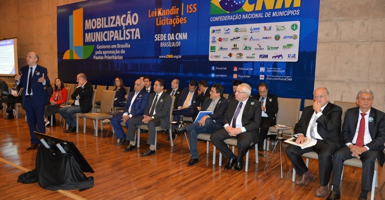Prefeitos de todo o Brasil estão mobilizadas em Brasília para pressionar Executivo e Legislativo Federal