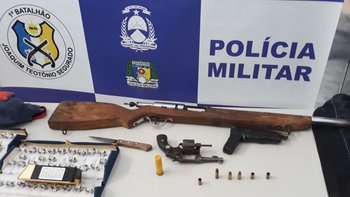 Arma e munições apreendidas com o foragido