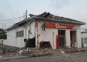 Bandidos usaram explosivos para destruir a agência e roubar o dinheiro