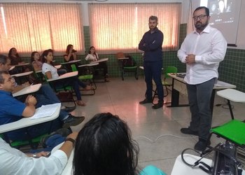 Comitê gestor durante reunião com a empresa responsável pela revisão do Plano Diretor