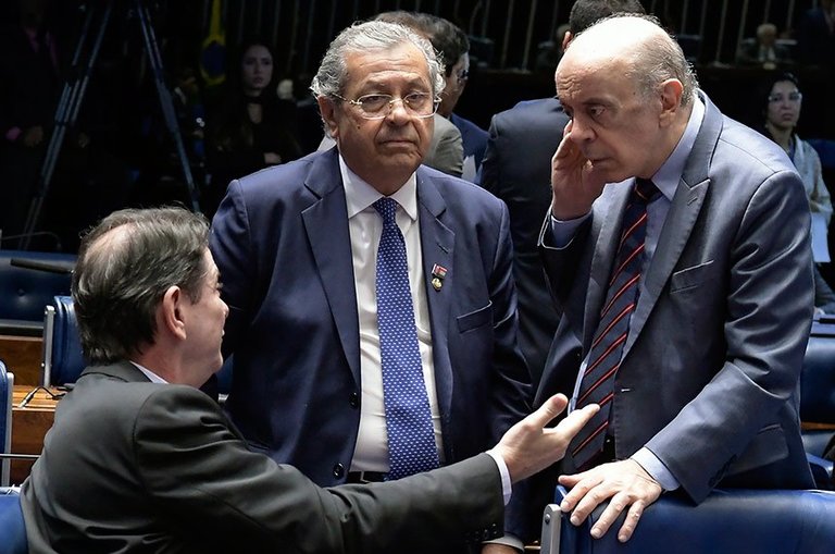 Os senadores Cid Gomes (PDT-CE), Jayme Campos (DEM-MT) e José Serra (PSDB-SP) debatem a proposta, que segue para a Câmara dos Deputados
