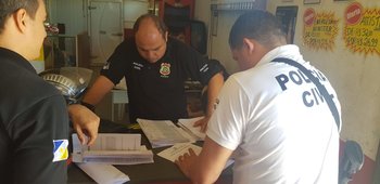 Policiais apreenderam documentos e equipamentos eletrônicos