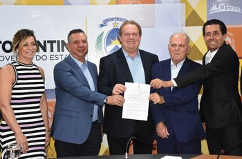 Chefes de poderes posam para foto após sanção da Lei de Regularização Fundiária