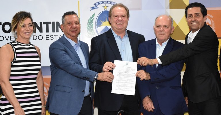 Chefes de poderes posam para foto após sanção da Lei de Regularização Fundiária